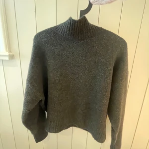 Mörkgrå polotröja - Mysig mörkgrå polotröja med ribbad hög krage och långa ärmar. Tröjan är stickad i mjuk ull💕 tröjan är i storlek xs men passar som en S också☺️skicka prisförslag!!!