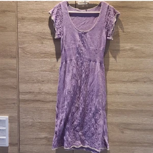 Vintage ljuslila virkad klänning - Ljuslila virkad vintage klänning med vackra mönster. Smalare vid midjan och skönt material. Ingen storlek så borde passa S/M. Perfekt till en rapunzel kostym, väldigt unik. Finns en underklänning till. Min mammas gamla.