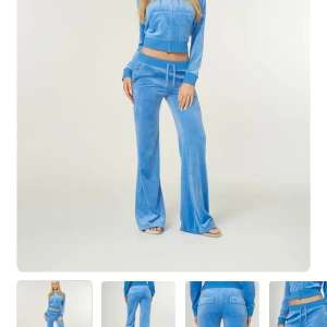 Blå mjukisbyxor från Juicy Couture - Säljer ett par superbekväma blå mjukisbyxor från Juicy Couture i storlek XS. Byxorna har snörning i midjan och är gjorda i ett mjukt material som känns skönt mot huden. Färgen finns ej kvar i butik Säljer även i svart (S) och i rött (XS) 