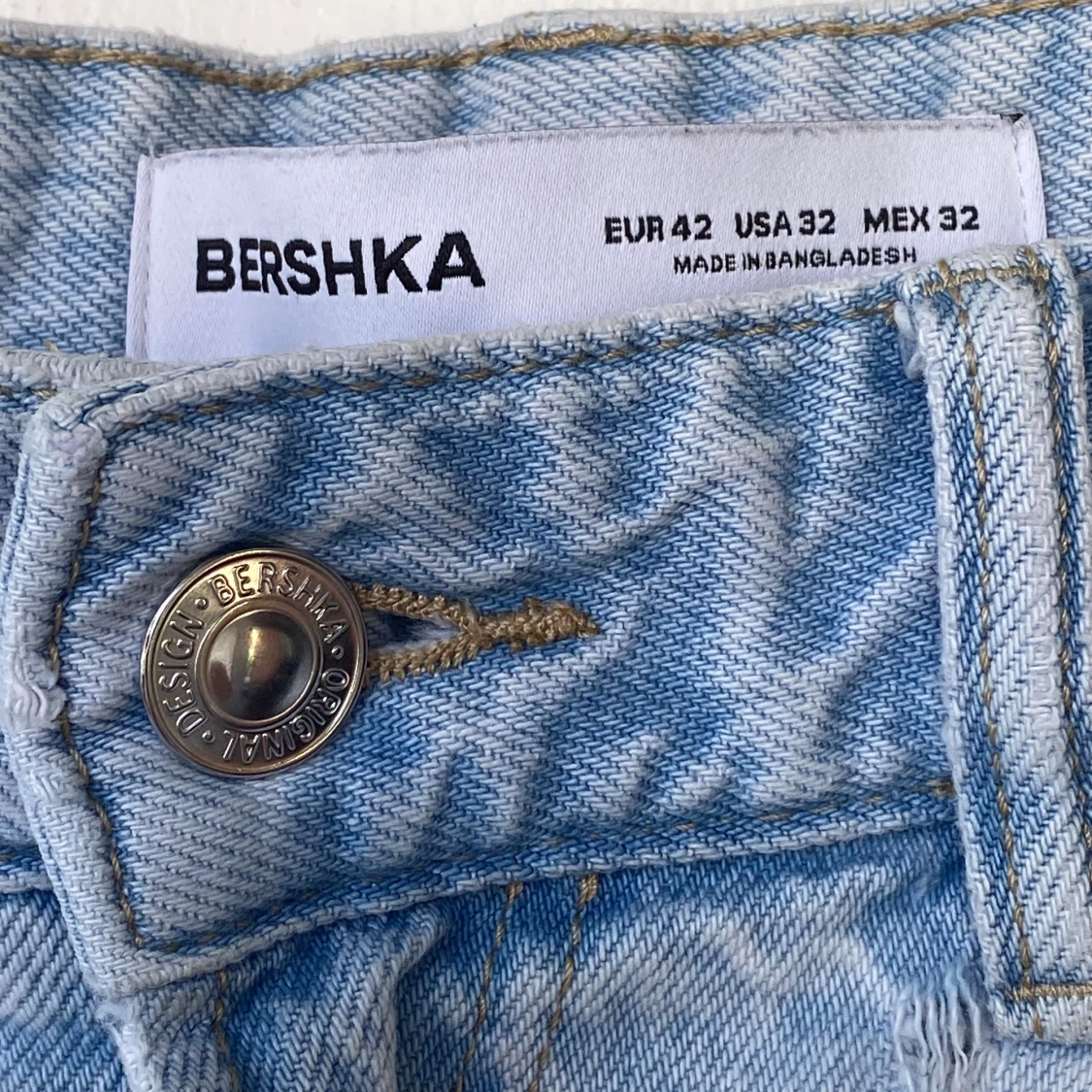 Ljusblå raka jeans från bershka - 4