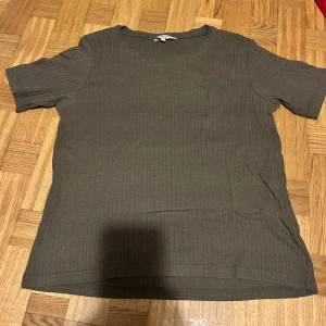 Olivgrön ribbad t-shirt från Brave Soul - Olivgrön ribbad t-shirt från Brave Soul