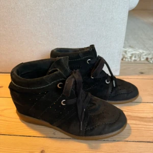 Svarta mockasneakers från Isabel Marant - Snygga svarta sneakers från Isabel Marant i mjuk mocka med kilklack. 