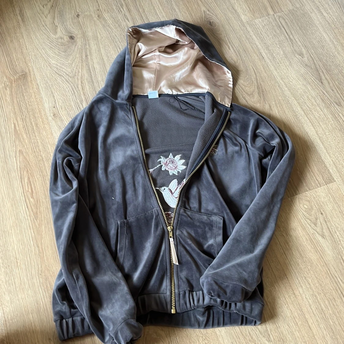 Grå kofta med broderi - 2