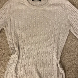 Tunn Stickad Tröja - Tunn stickad tröja från gina tricot, fin att ha på hösten, tröjan passar bra som en S om man inte vill ha den lika tight.