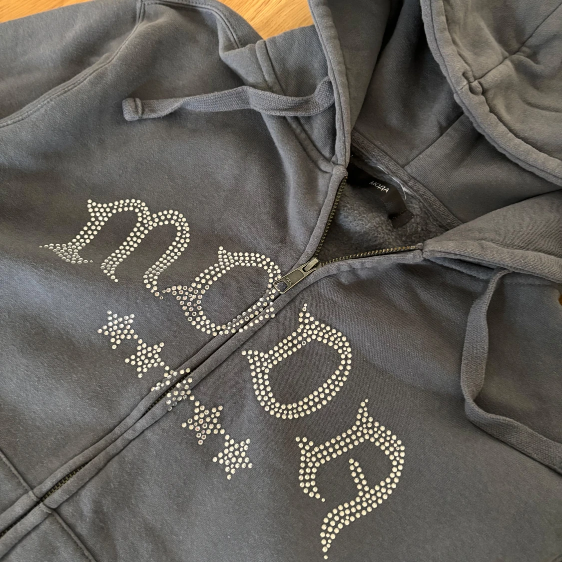 Grå rhinestone hoodie från MADEBYMODA  - 2