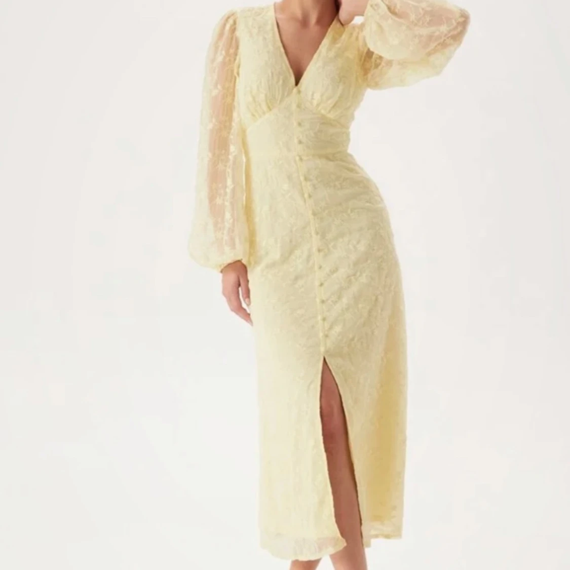 Ljusgul långklänning med spets