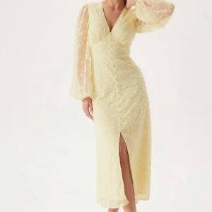 Ljusgul långklänning med spets - Superfin ljusgul långklänning från bubbelroom med transparenta spetsärmar och v-ringad. Använd en gång!💕