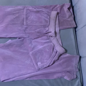 Ljus rosa Juicy Couture byxor storlek S - Supermjuka ljus rosa mjukisbyxor från Juicy Couture i velour med bred resår och snörning i midjan. !!Priset kan diskuteras!!