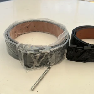 lv svart silver  - Väldigt bra kvalité du kommer inte ångra dig det kan jag lova dig. Du kanske tycker att den är lite dyr jenfört med dom andra dom säljer men det är dyrt för beltet är i väldigt bra kvalité. Passa på och köp väldigt populärt 👇👇👇