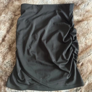 Svart tight kjol från BikBok - Säljer en svart tight kjol från BikBok i stretchigt material. Kjolen är kort och har en enkel, stilren design som passar perfekt till många olika outfits.