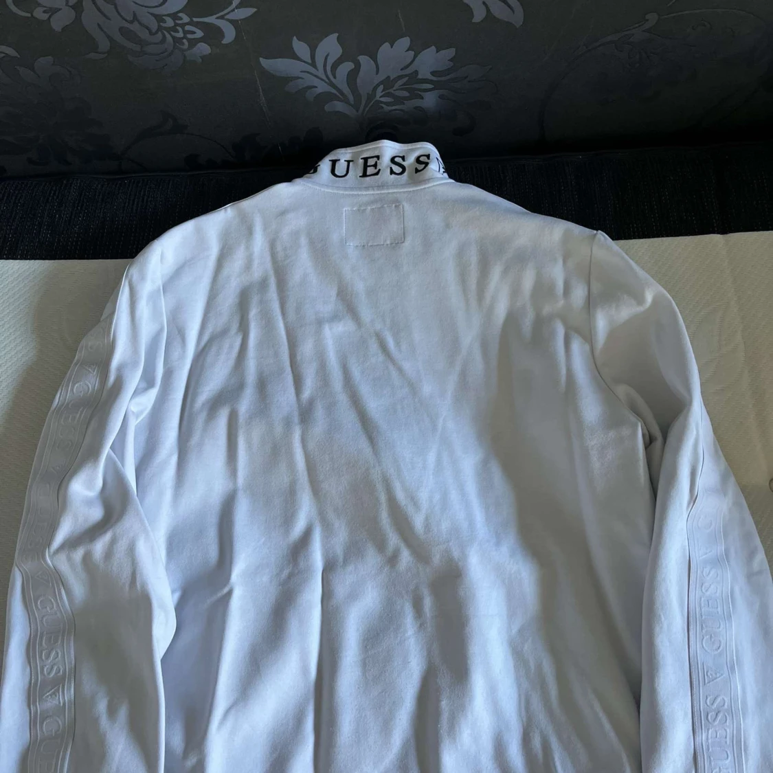 Vit zip från Guess med logga - 1