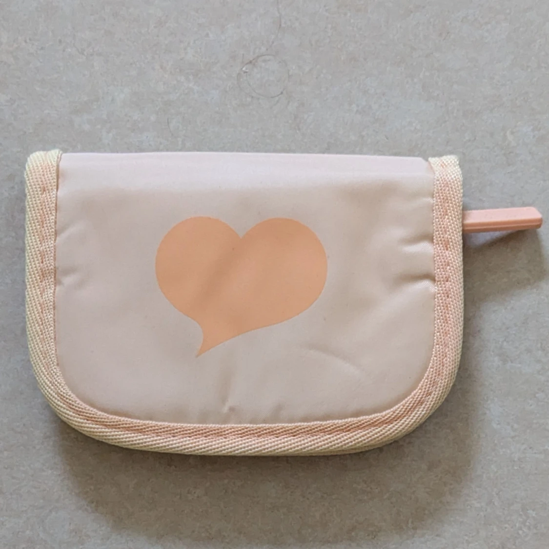 Liten beige necessär med hjärtan  - 4