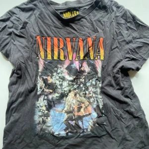 Nirvana  - T-shirt med Nirvana tryck 