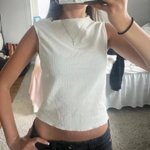 Vit ärmlös linnetopp från Missay - Superfräsch vit linnetopp från Missay💕