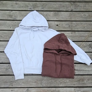 2 par hoodies - Två snygga hoodies i vitt och brunt från Lager 157. Storlek XS men passar även S.  Fint skick, sparsamt använda. Perfekta för vardag, skola och mys – enkla att styla med jeans eller tights.