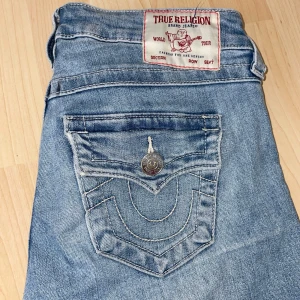 True Religion lågmidjade bootcut jeans W25 - Säljer mina supersnygga lågmidjade True Religion Joey jeans i ljusblå med bootcut. Fina detaljer på bakfickorna. Perfekta inför hösten 🍂Hör av er vid frågor eller för fler bilder💘