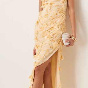 Klänning perfekt för sommarens alla tillfällen!  - Superfin gul småblommig midaxklänning med draperad volangärm, 3D blomma och öppen rygg. Perfekt för sommarens alla tillfällen.   Använd 1 gång, klänningen är i nyskick.  Nypris: 1349kr.   *Bild 1-3 är lånad från ASOS.