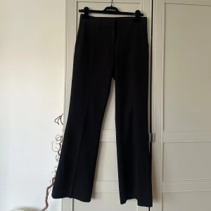 Svarta kostymbyxor från Nelly❤️ - Klassiska svarta kostymbyxor från Nelly med raka ben. Byxorna har hällor för bälte, snedställda fickor fram och fuskfickor bak. Använt ca 3 gånger❤️ 