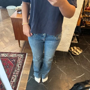 Lågmidjade bootcut jeans - Så snygga! Med lite snygga detaljer på fickorna🫶 Jag är 162cm