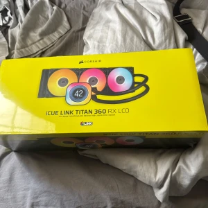 Corsair iCUE Link Titan RX LCD 360 Svart - Det är ett tillbehör till din speldator, helt oanvänd fortfarande 