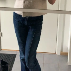 Blå bootcut jeans med fickor fram - Snygga blå jeans med bootcut-modell och markerade sömmar längs benen. Jeansen har två stora fickor framtill. Skriv för mer bilder 💓