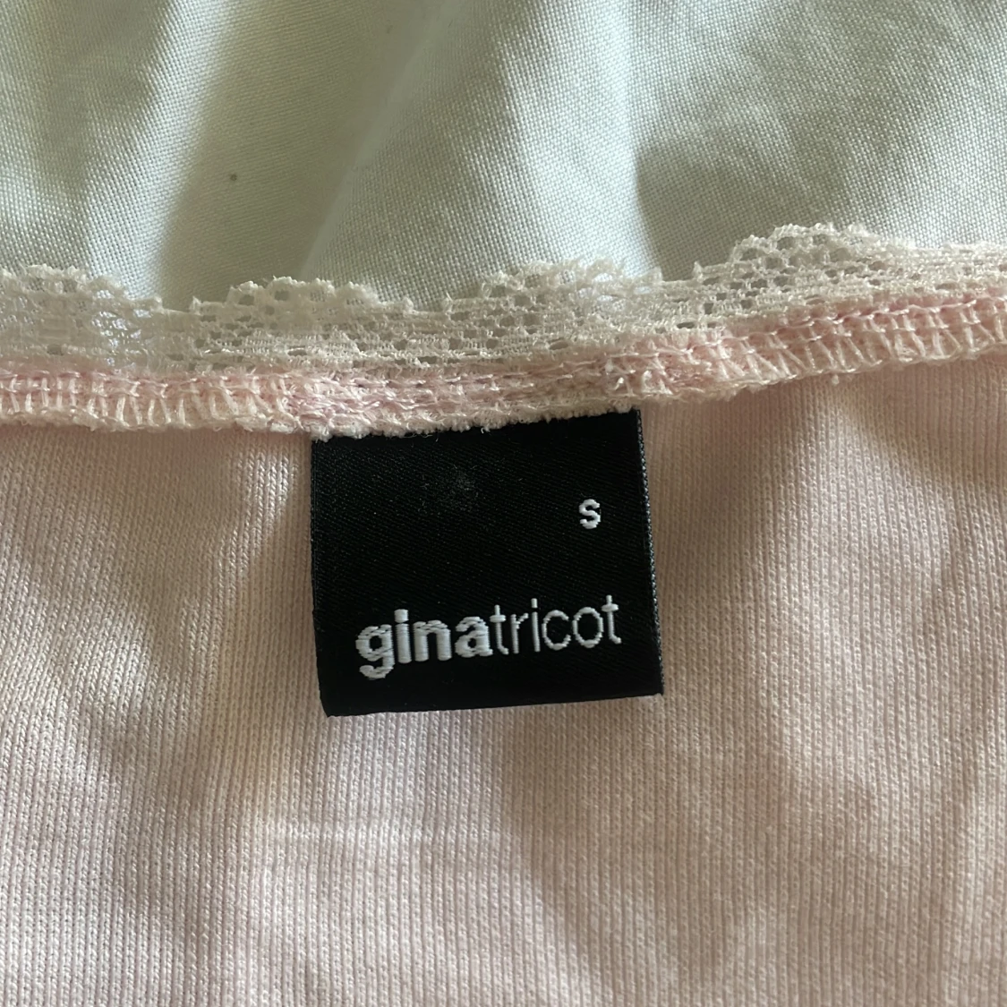 Ljusrosa topp med spets från Gina Tricot - 2