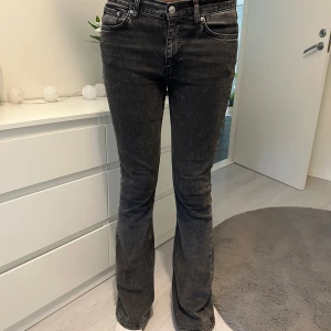 Svarta bootcut jeans från Perfect Jeans - Tjejen är 174 cm lång, tall modell på byxorna så bra i längden. Snygga svarta bootcut jeans från Perfect Jeans ( Gina Tricot ) i storlek 38. Jeansen har en klassisk femficksmodell, normal passform och är tillverkade i mjukt denimtyg. Perfekta för dig som gillar en tidlös look med lite utsvängda ben. Går under naveln 