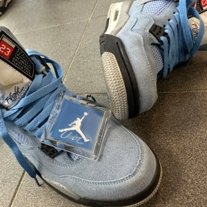 University Blue Retro 4-sneakers Nike  - University Blue Retro 4-sneakers, jätte unika bästa egenskaperna en sko kan ha din favorit färg blåa du måste gilla jordans 4 från hjärtat och då vet du hur mycket dom här är värda. 