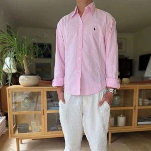 Rosa skjorta från Polo Ralph Lauren - Snygg rosa skjorta från Polo Ralph Lauren. Storlek Xs!🤩 modellen på bilden är 172cm lång. Hör av er vid eventuella frågor🙌