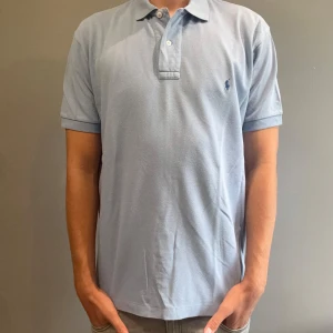 Ljusblå Ralph Lauren pike - Väldigt stilren Ralph lauren piké. Sitter bra i storleken och passformen. Storlek M. Han på bild är 185, 74kg! Pris kan diskuteras vid snabb affär 