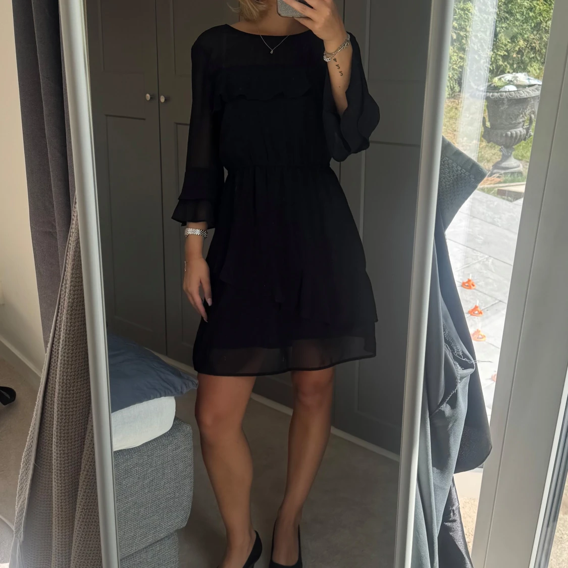 Svart volangklänning med trekvartsärm