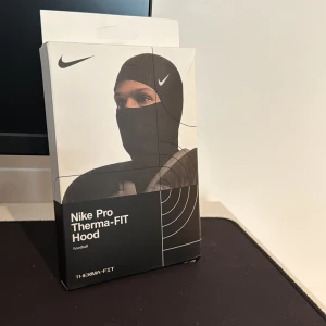 shiesty - Shiesty tight huva i mjukt och stretchigt material. Perfekt att bära under hjälm eller för sig själv. Materialet är en mix av polyester och elastan som håller dig varm och bekväm under träning eller fotboll.