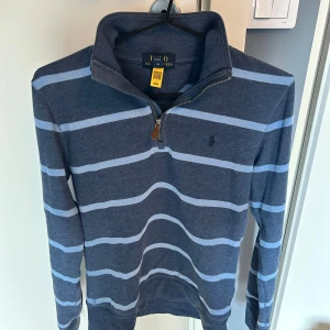 Ralph lauren half zip - Randig half zip från Ralph Lauren. Nästan helt oanvänd. Storlek 14-16. Borde passa dig som är runt 160-170cm