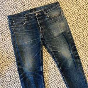 A.P.C SELVEDGE JEANS - Tjena! Säljer nu ett par tvär feta APC jeans! | Skick 8/10 Mycket bra! | Skada ficka (bild 5) | Sliten (bild 4) | Nypris ca 3000kr | Mitt pris 999kr | Kom gärna pm vid frågor eller funderingar |