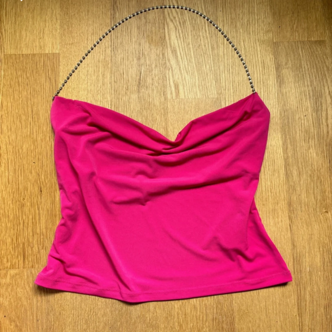 Rosa topp med strassband från NA-KD. M