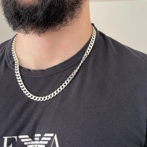 Kedjehalsband i äkta silver 925 - Snyggt kedjehalsband i äkta 925 silver med klassisk cuban-länk. 55 cm💗