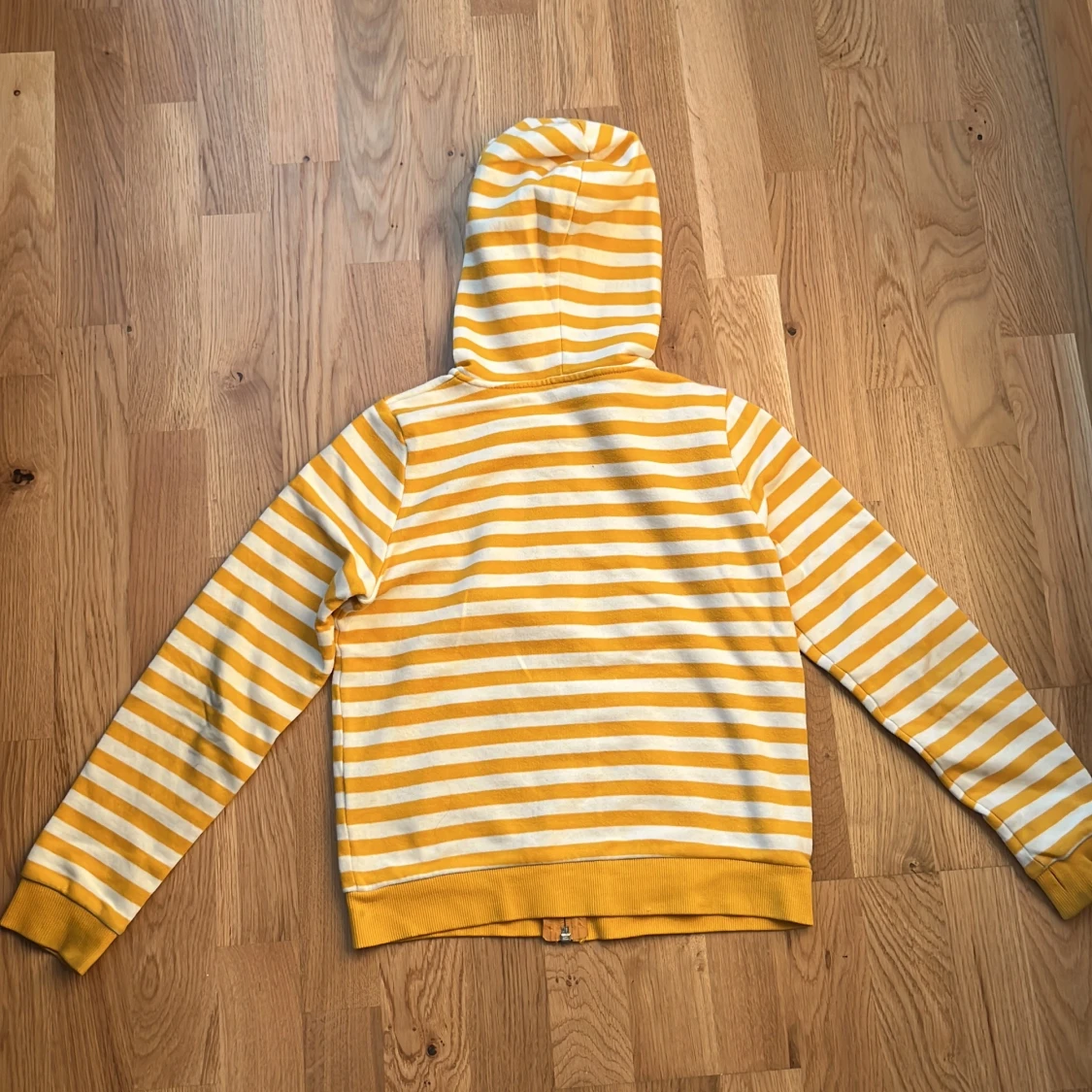Gulvit randig hoodie från H&M - 4