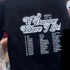 SÖKER !!! Svart Hov1 t-shirt med turnétryck - söker hov1 hoodie ”vi dansar vidare i livet” då jag inte hann köpa en på deras konsert, gärna i storlekar M eller L 💞💞
