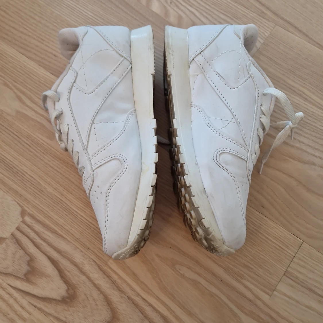 Vita Reebok Classic sneakers i skinn - 4