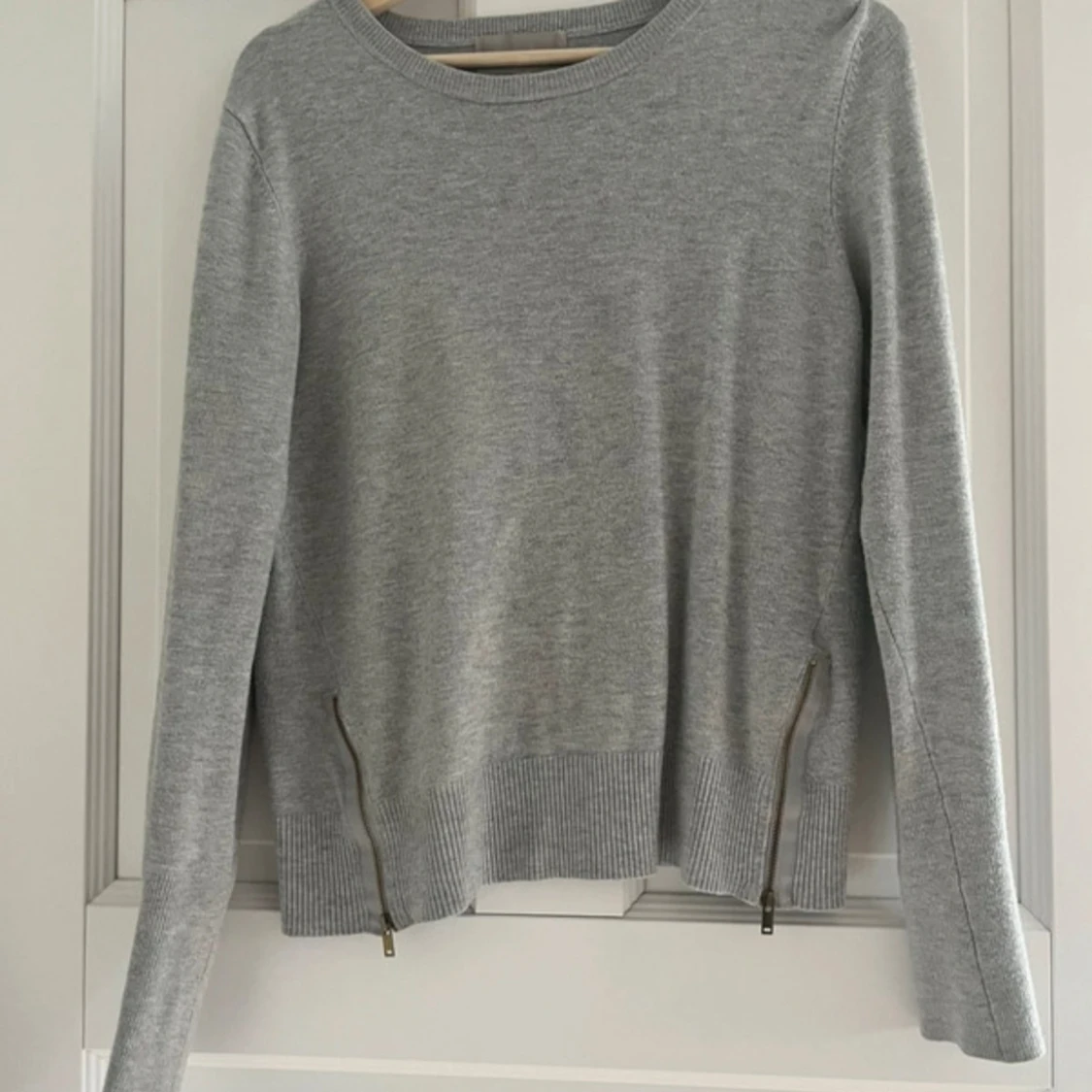 Grå stickad tröja med dragkedjor 