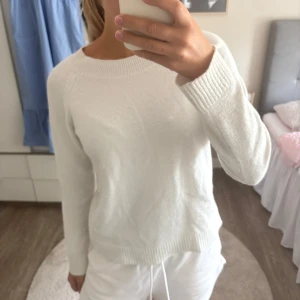 Vit stickad tröja med rund hals - Mysig stickad tröja som inte kommer till användning längre🤍 säljer även en i blå!