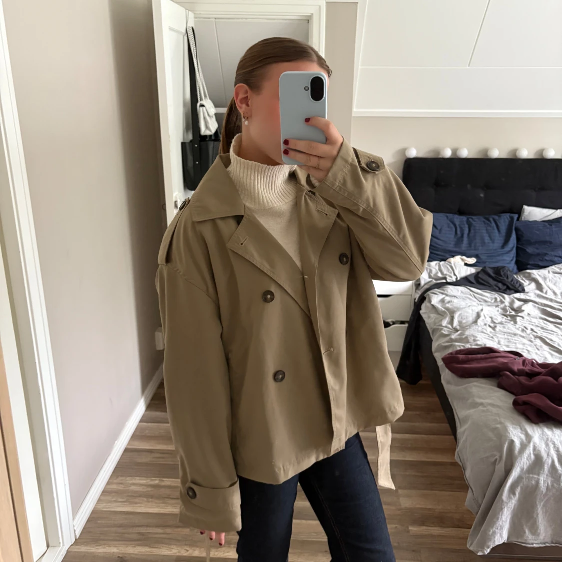 Kort beige trenchcoat från Stradivarius - 3