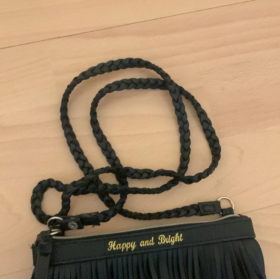 Svart axelväska med fransar - 1