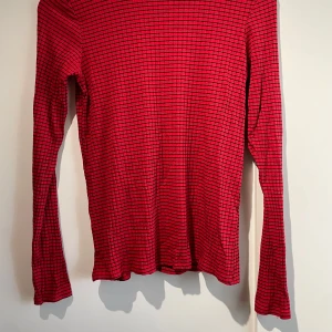 Röd och svart randig långärmad tröja Zara - Söt tröja som är i gott skick💞
