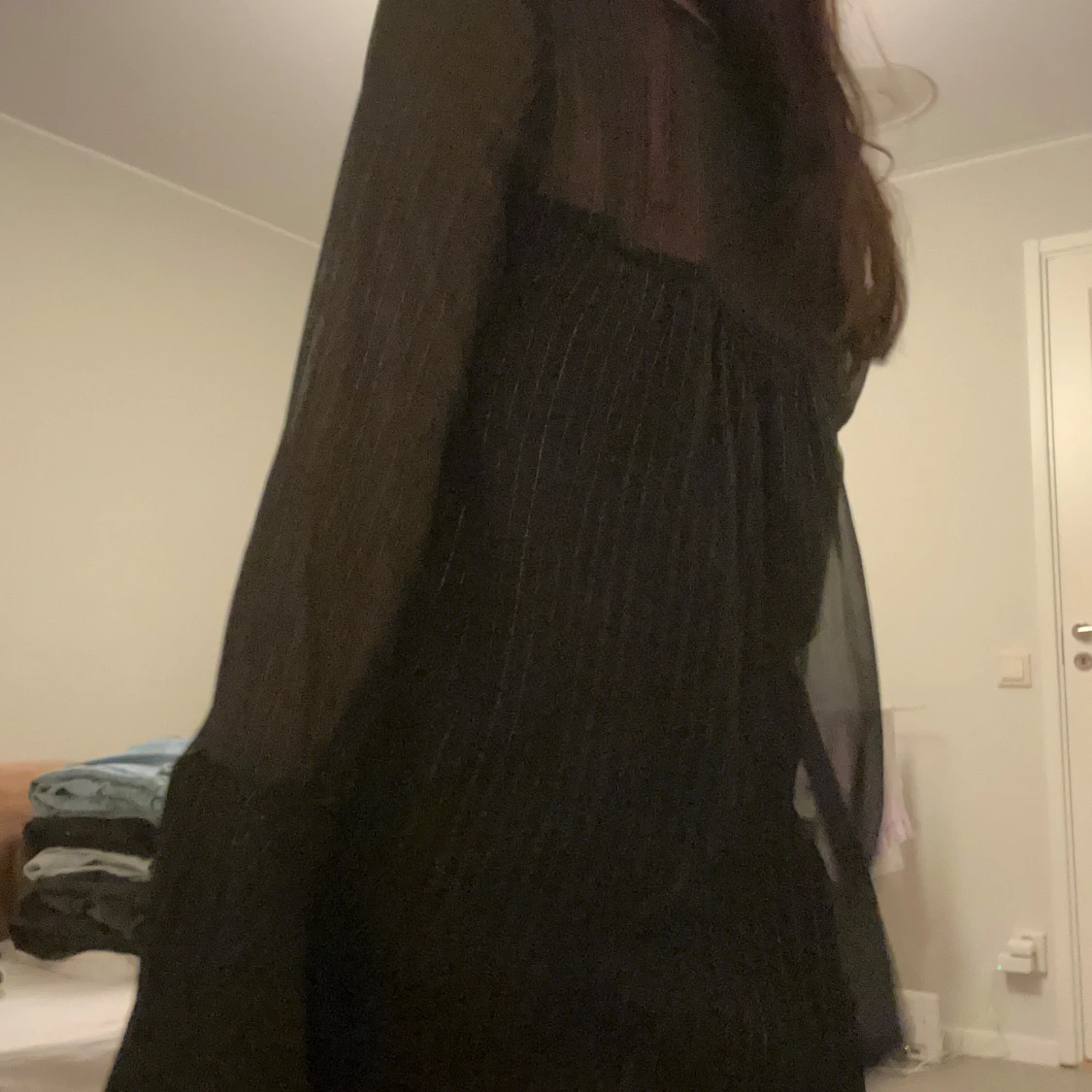 Svart blus med tunna glitter ränder - 1