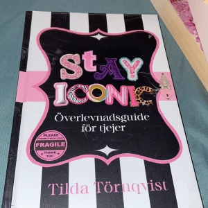 Stay Iconic: Överlevnadsguide för tjejer - Jag rekommenderar verkligen denna och den har sjukt bra och viktiga tips för en tonåring🙌🏻 detta är En peppig och färgstark handbok för tjejer som vill ta kontroll över sitt liv, boosta självförtroendet och hitta sin egen stil. Full av tips om vänskap, kärlek, självkänsla och glow up – allt för att bli den bästa versionen av dig själv.