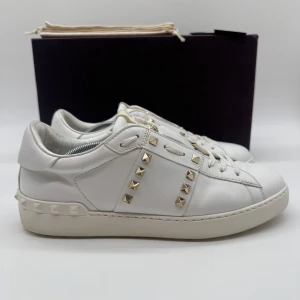 VALENTINO ROCKSTUD SNEAKERS - Valentino rockstud sneakers - Skick: 9/10 - Storlek 43 sitter som 44 - Tillbehör: Inget utöver skorna - Nypris 7700kr - Deluxecloset 