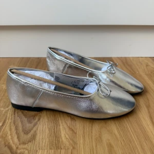 Silvriga ballerina - Super söta silvriga ballerina skor💖 Dem är verkligen så najs och kan piffa upp vilken outfit som helst, säljer då de var för små för mig💖 Helt oanvända, wowsi💖🥰🙏🏼