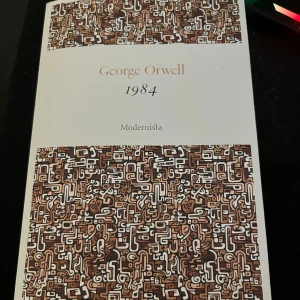 1984 - En modern klassiker! 1984 av George Orwell är en bok om övervakning, kontroll och frihet. Perfekt för dig som gillar spännande och tankeväckande berättelser. Snyggt omslag och i fint skick – ett måste i bokhyllan för unga vuxna och ungdomar.