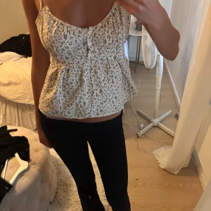 Gulligt linne - Jätte fint. Ända defekten(bild 3) är att den har gått sönder lite vid bandet. Men det går lätt att fixa!☺️